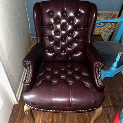 Classic Burgundy Tufted Leather Armchair – Vintage Style