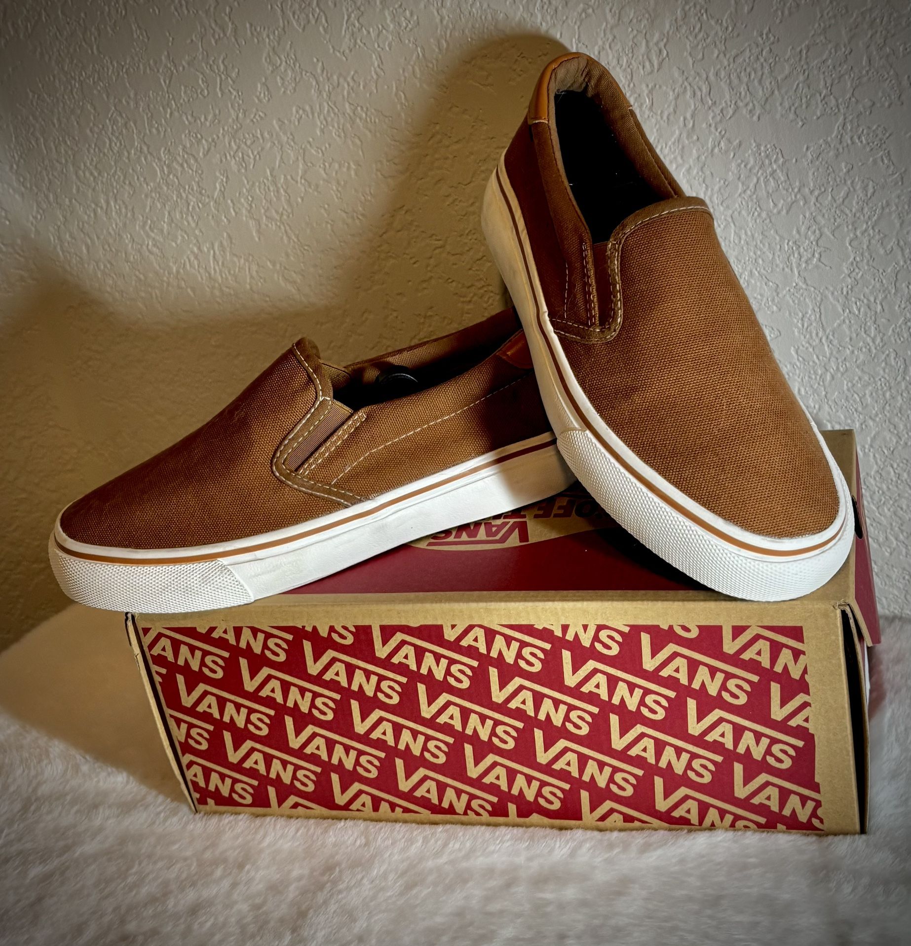 Coffee / Women’s sz: 7 Slip Ons