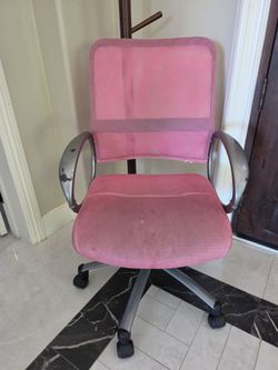 Computer desk chair. Pink swivel chair