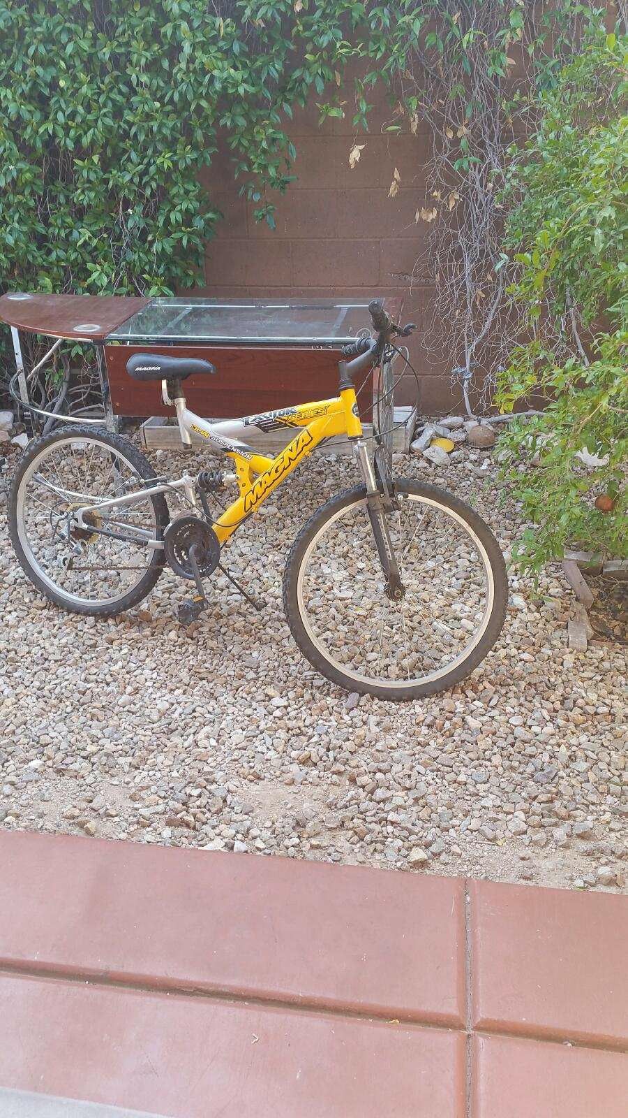 Black/Yellow Magna Excitor 24" Mountain Bike 20" Rims