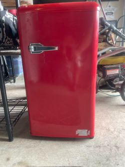 2.7 cubic Ft mini fridge