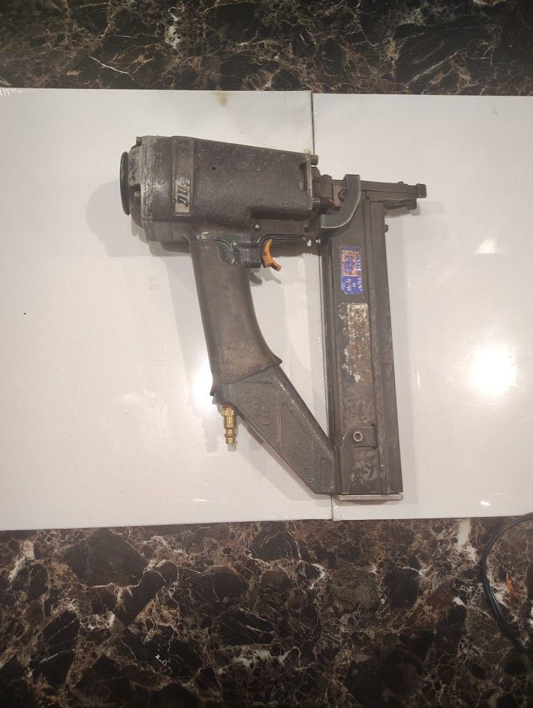 DUO FAST PNEUMATIC STAPLE GUN/BRAD NAILER