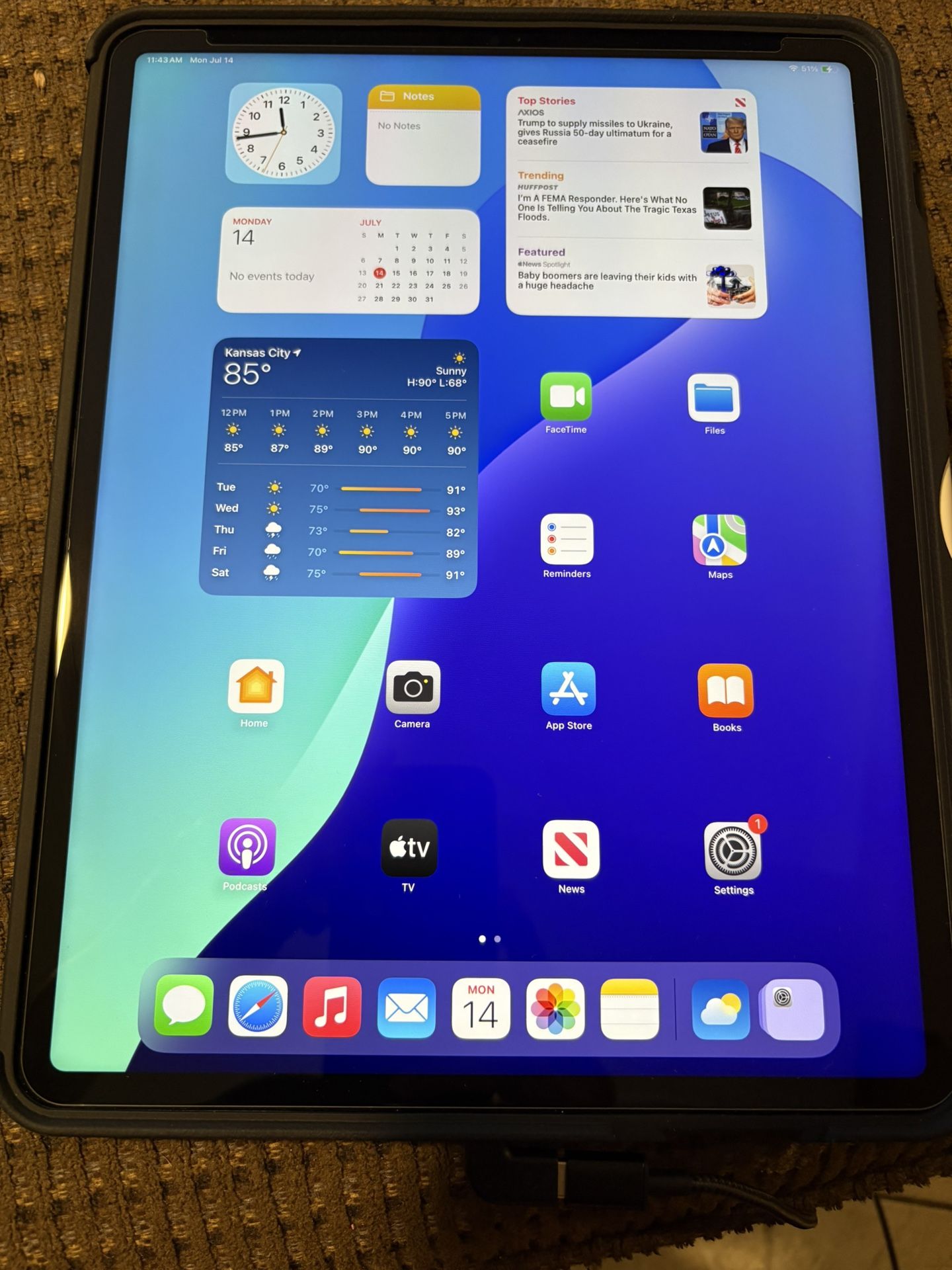 iPad Pro 12.9” M1 Chip 256gb w/ Apple Pencil 2 & More