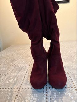 Torrid burgundy knee high boots gold accent heel size 9.