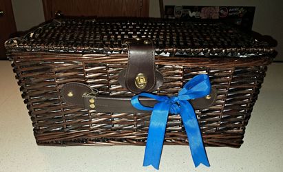 Picnic basket, set for 4. 🖤 adorable and romantic
