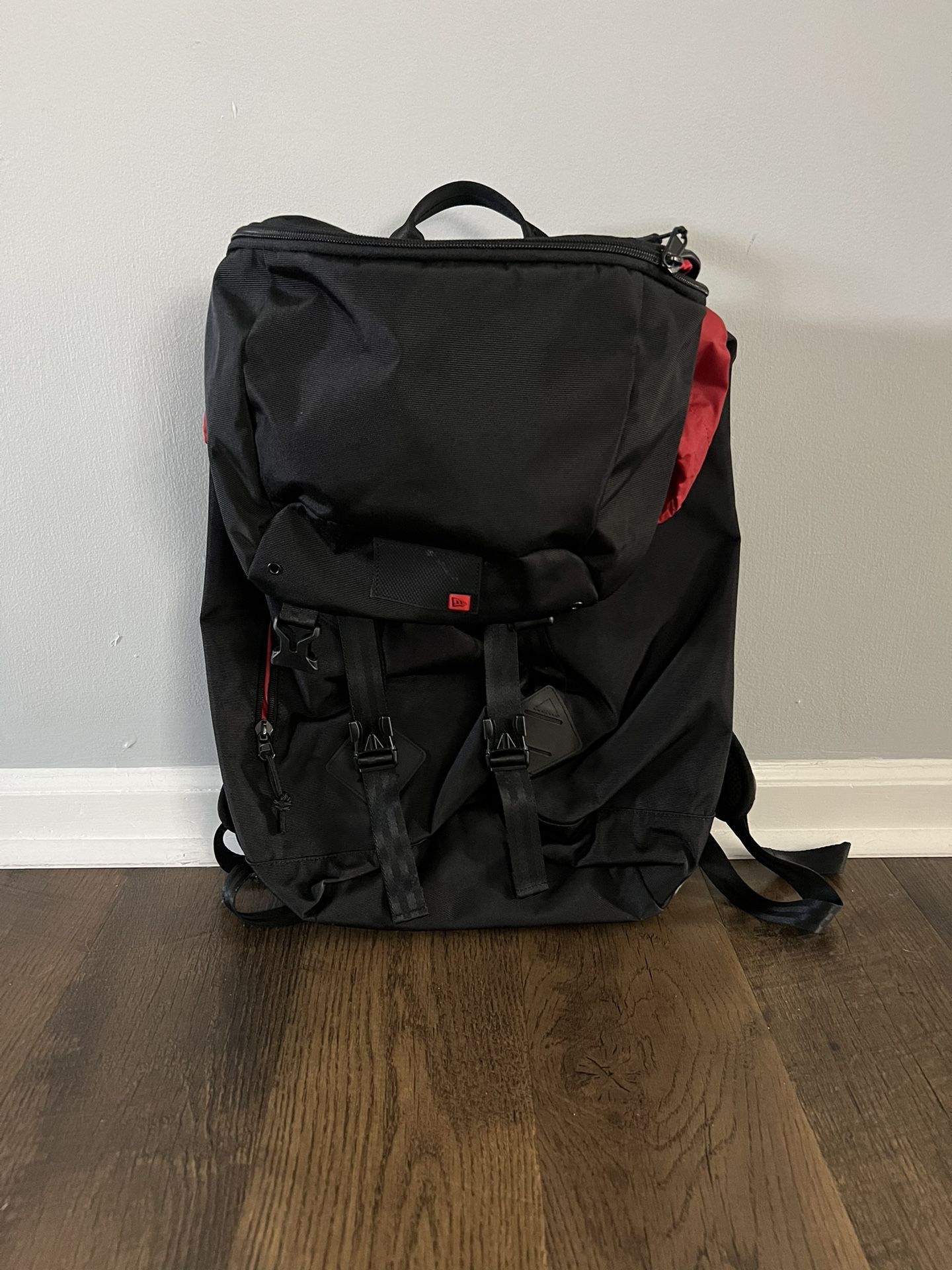New Era Backpack With Cap Protector 