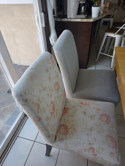 1 dining room table with 4 chairs