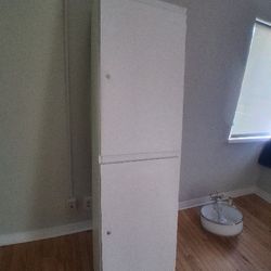 GREAT "SUMMIT" KITCHEN CABINET, PERFECT FOR THE CORNER OF A BATHROOM OR KITCHEN AS LONG AS THE WHITE CABINETRY FITS YOUR DECOR. THE MEASURES ARE 72" I