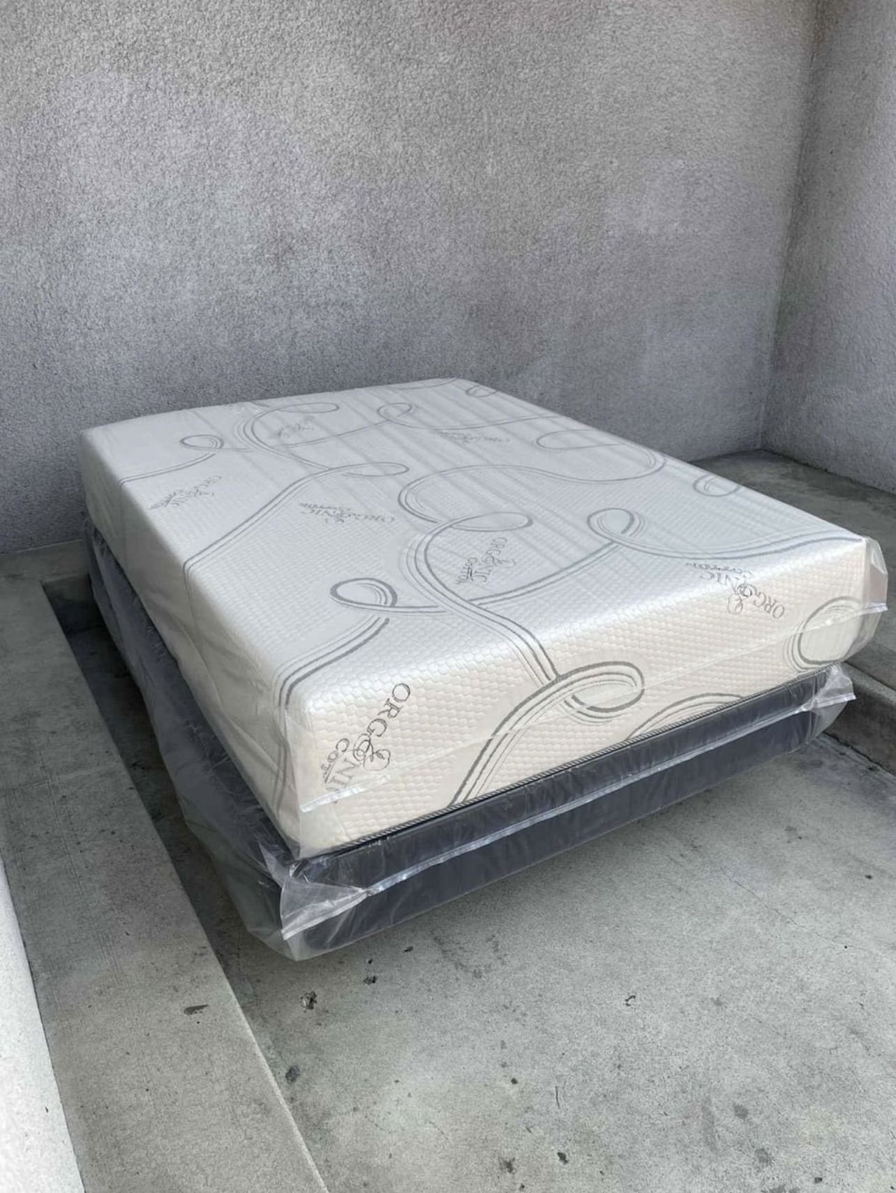 Queen Size Memory Foam Gel Mattress & Box Spring