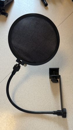 Microphone pop filter