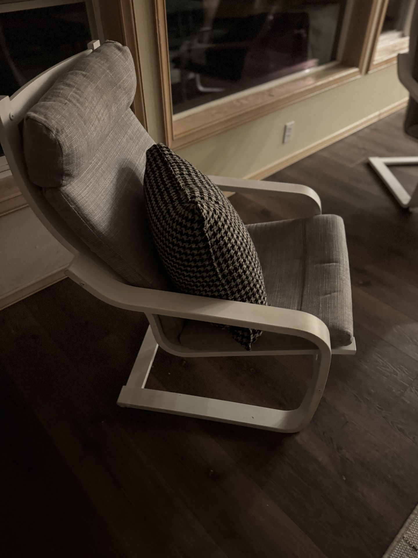 2 Retro Chairs W/pillows