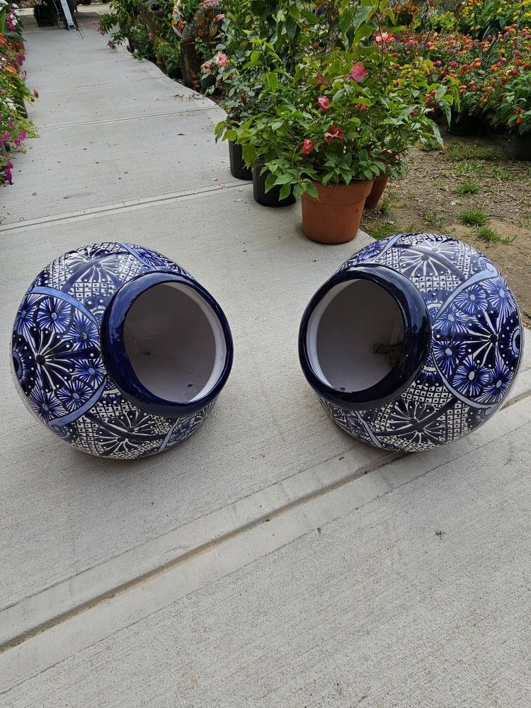 XL Blue And White Talavera Leaning Clay Pots (Planters) Plants. $65 cada una.