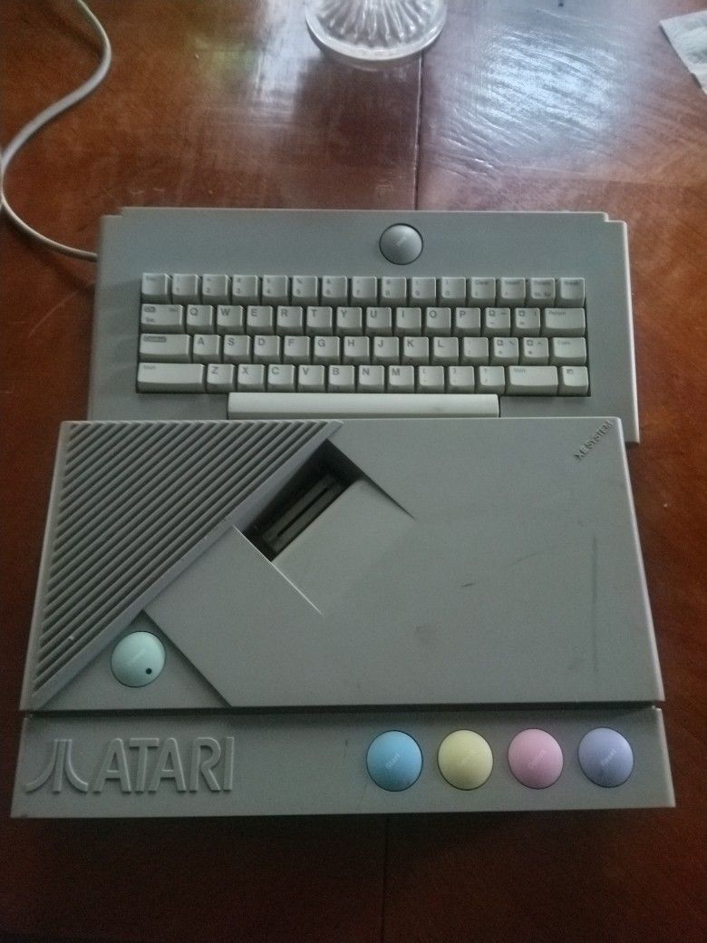 Atari XE Game System With Keyboard