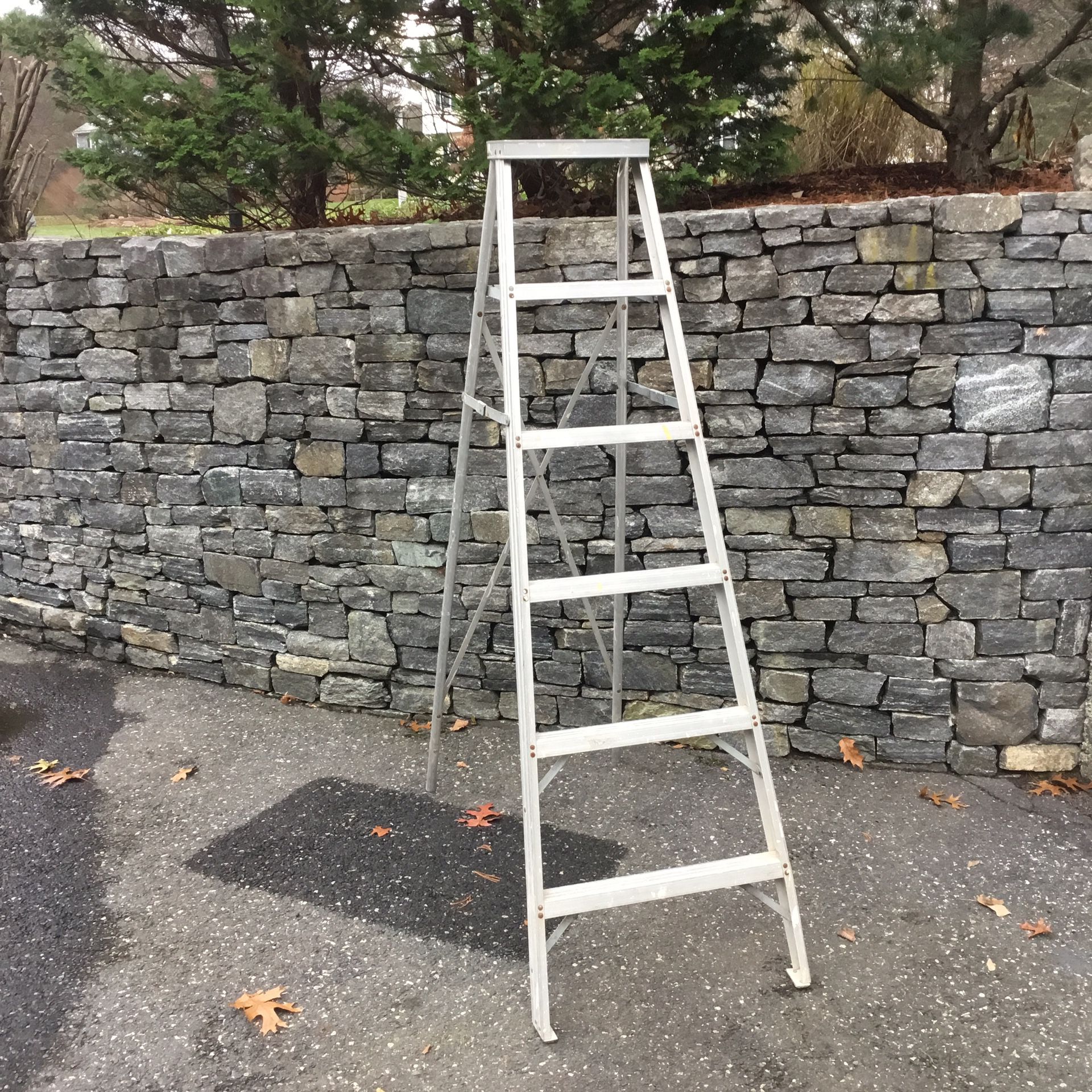 Aluminum step ladder 5’6”