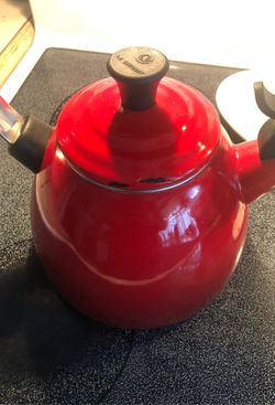 Le Creuset Classic Whistling Kettle, Cerise (Red) for Sale in Everett, WA -  OfferUp