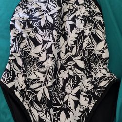 Black n white one piece bathing suit