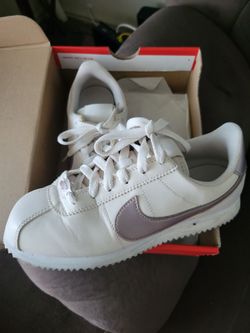Tennis Shoes Nike Size  5