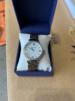 Watch women’s aura with crystals