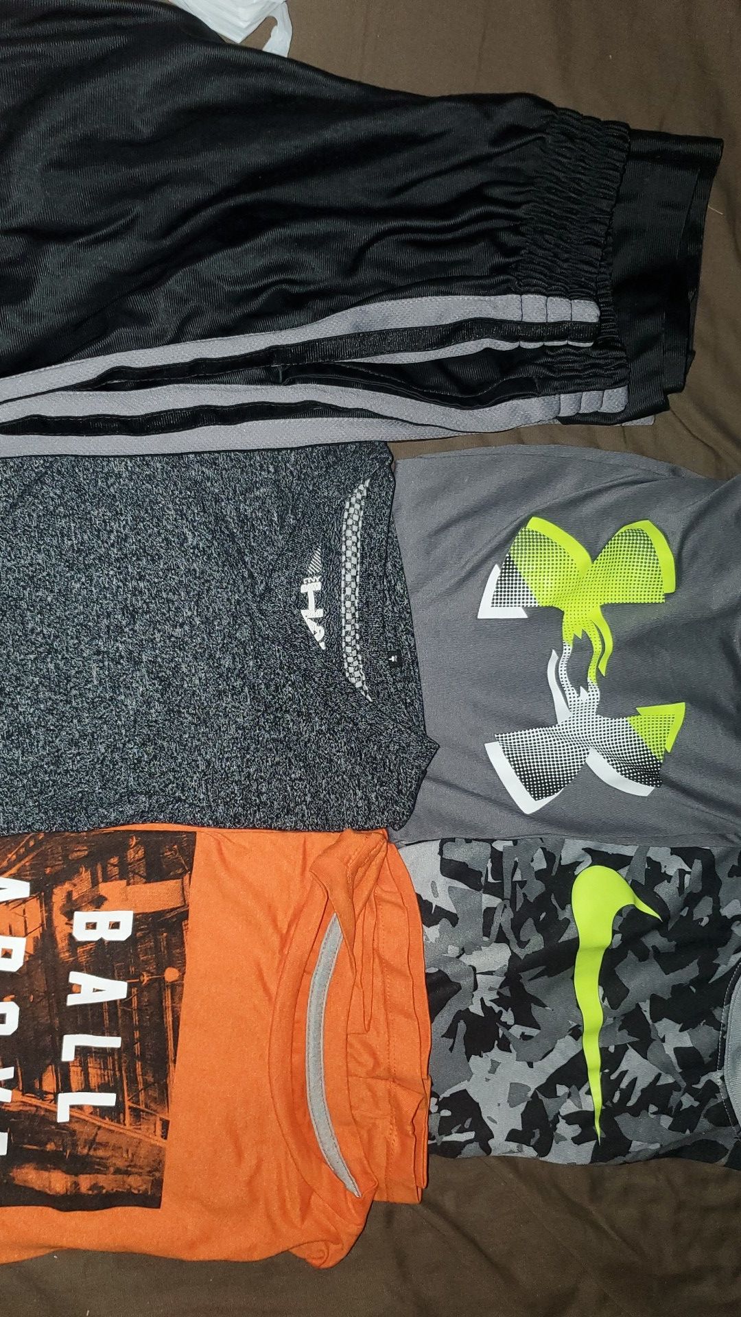 Boys clothes 4 shirts 1 pair of pants Large 10/12