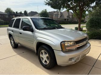 2006 Chevy trailblazer 2wd Automatic cold AC runs and drives great 190k miles Clean Texas title