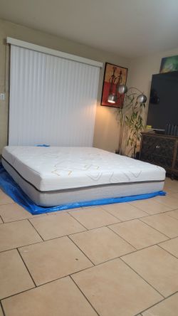 VERY NICE LIKE NEW KING SIZE MATTRESS FOR SALE! IN EXCELLENT CONDITION, FREE DELIVERY