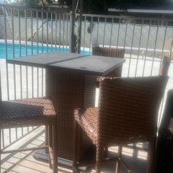 Really Nice Wicker Table And Chairs 