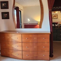 Beautifully crafted dresser with mirror, like new.  No dents, no scratches. 