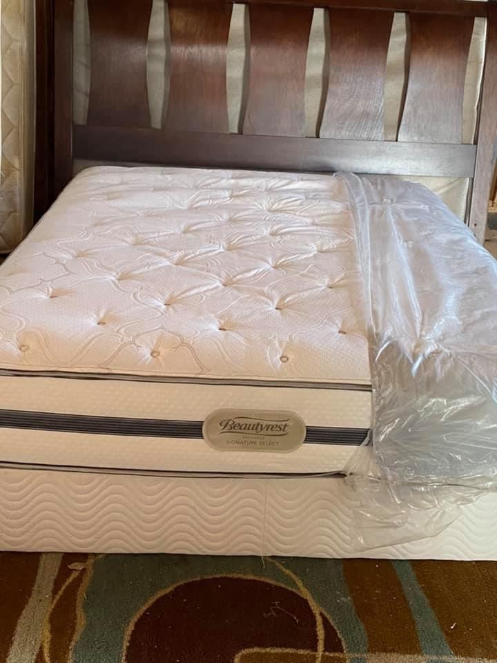 USED QUEEN SIZE BEAUTYREST PLUSH MATTRESS WITH BOX SPRING DELIVERY