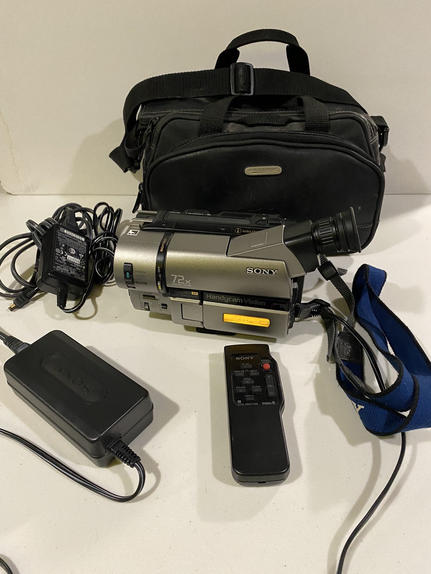 Sony Handycam Vision CCD-TRV65 Hi8 Video Camera with Charger Remote And Bag