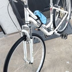 Diamondback Aluminum Hybrid Bike. 