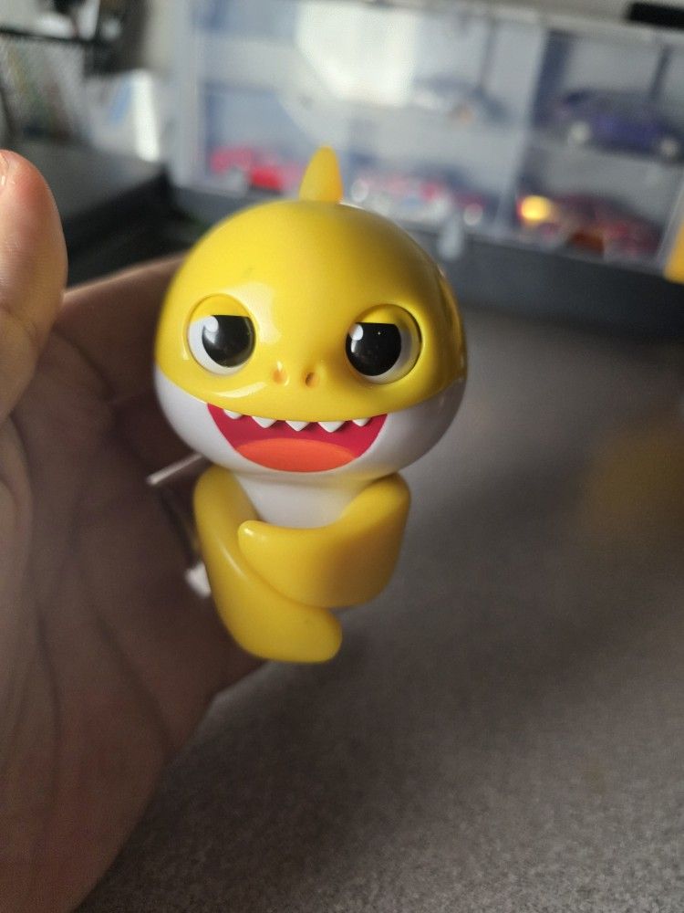 WowWee Pinkfong Baby Shark Fingerlings - Baby Shark- Preschool Interactive Toy