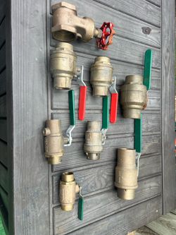 8 Brass valves Different sizes