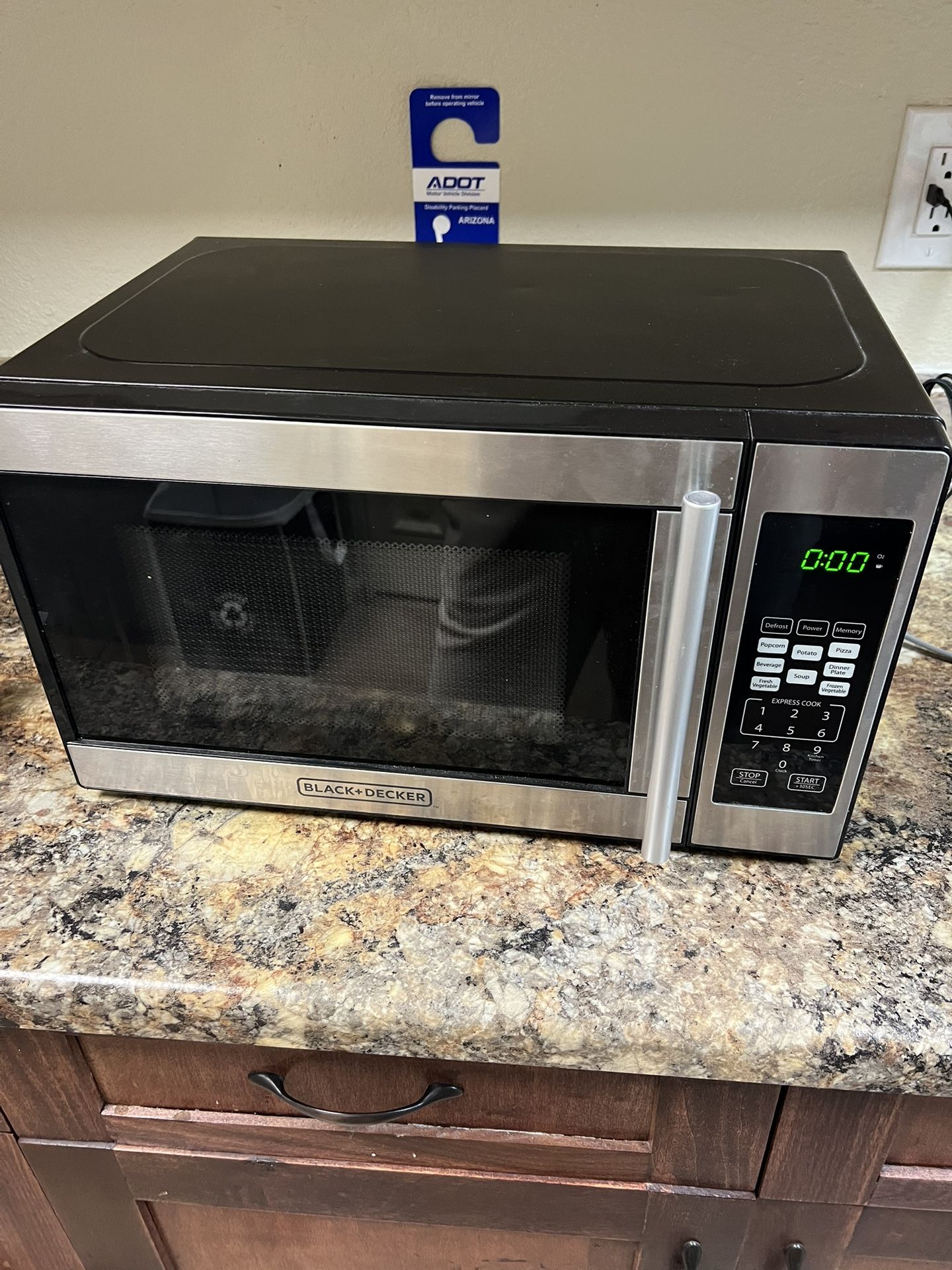 BLACK + DECKER MICROWAVE 