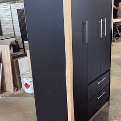 Wardrobe Ample Storage And Elegant Design! - Armario De Amplio Almacenamiento Y Diseño Elegante ! 