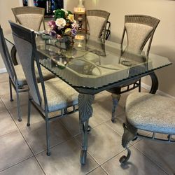 Dining Room  Set For 6 Persons 