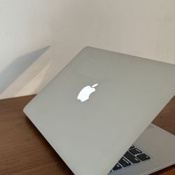 Apple MacBook Air 13” I5/8GB/256GB SSD $180
