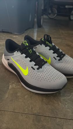Women nike shoes size 8