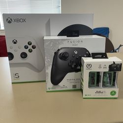 XBOX SERIES S WITH FUSION Pro 3 AND rechargeable batteries