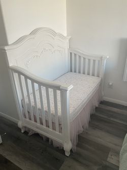 ❗️❗️❗️ Moving Sale ❗️❗️❗️5-1 Crib Convertible Crib in Frost Color With Organic Mattress Avocado Brand
