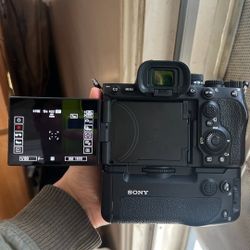 Sony A7R5 / Sony A7RV - LIKE NEW (Battery Grip + 2 Batts + Case + 256gb CF-Express A Card + Reader)