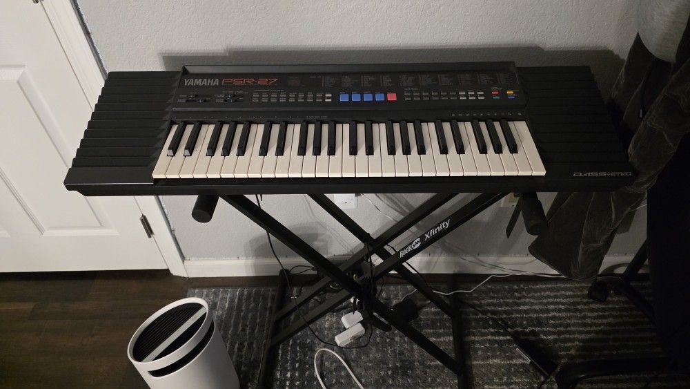 Yamaha E Piano Keyboard (DOES NOT INCLUDE POWER CABLE)