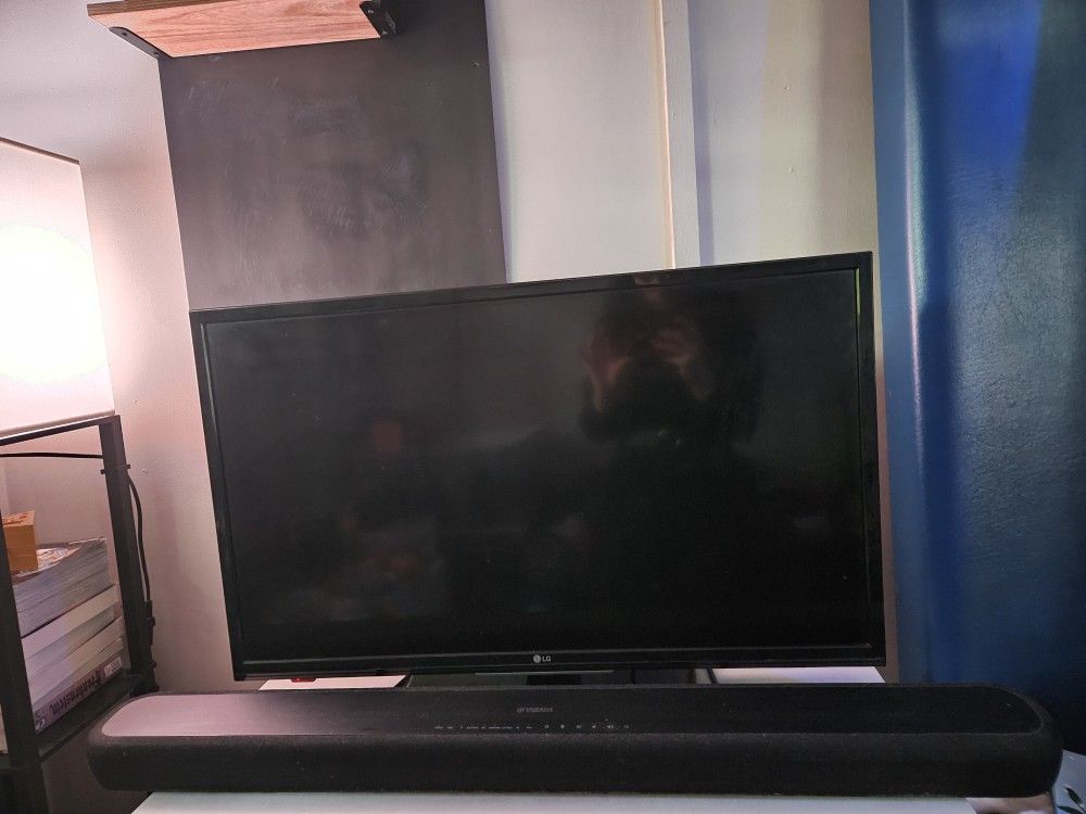 Tv, Soundbar and Subwoofer