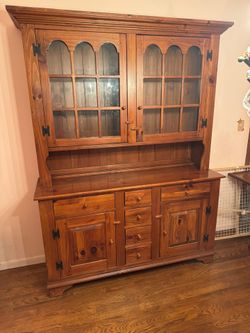 Mint condition Ethan Allen wood hutch