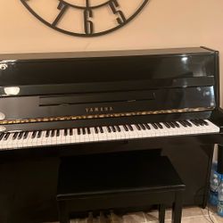 Yamaha. upright piano. gloss black. like new!