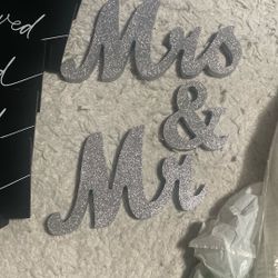 Mrs & Mr Stand Up Decor