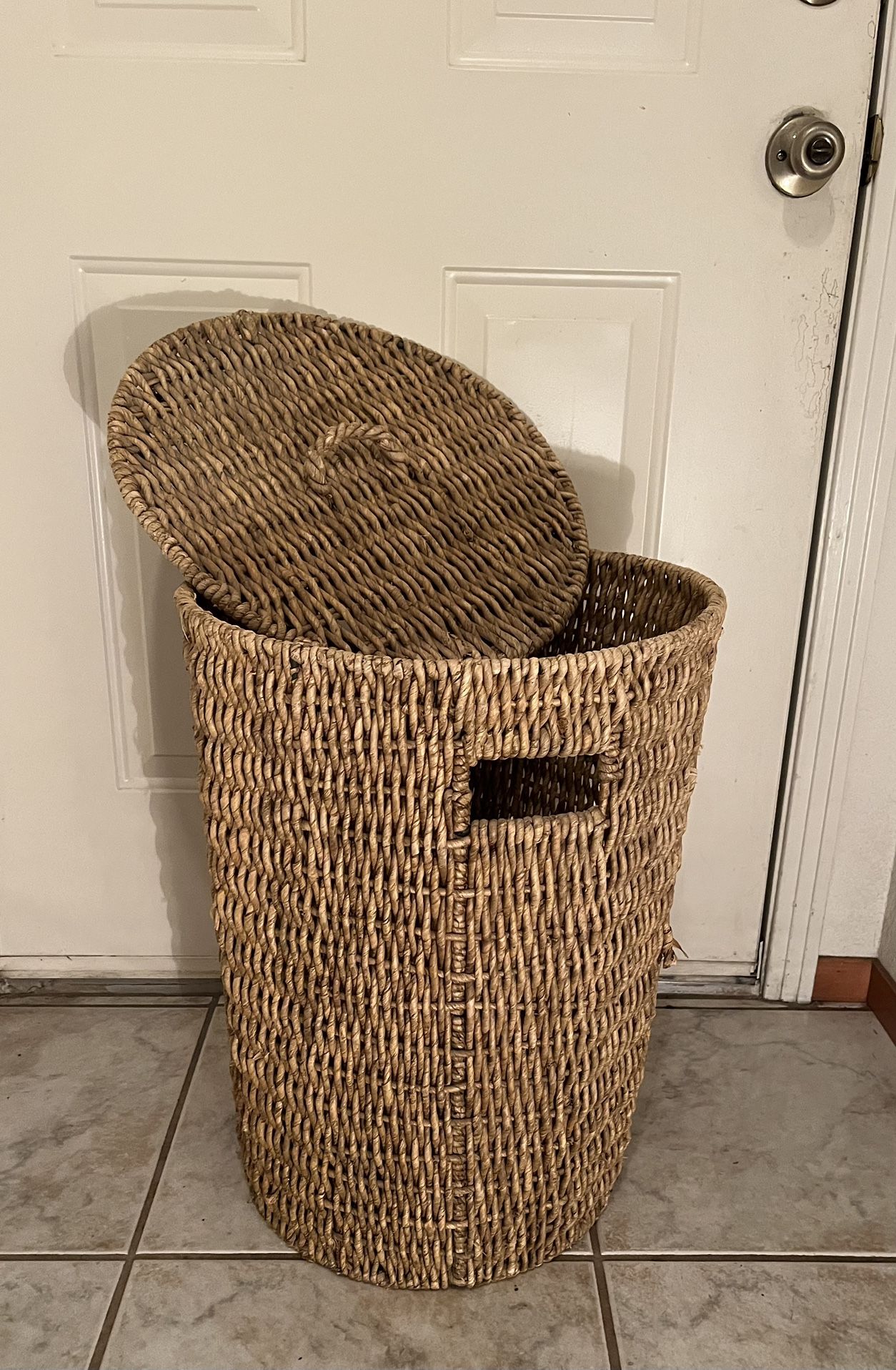 Wicker Basket - Large Utility Straw Container with Lid. In Good Condition and Comes From a Smoke Free and Pet Free Home.