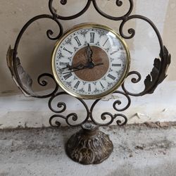 Antique Clock With Continuous Movement