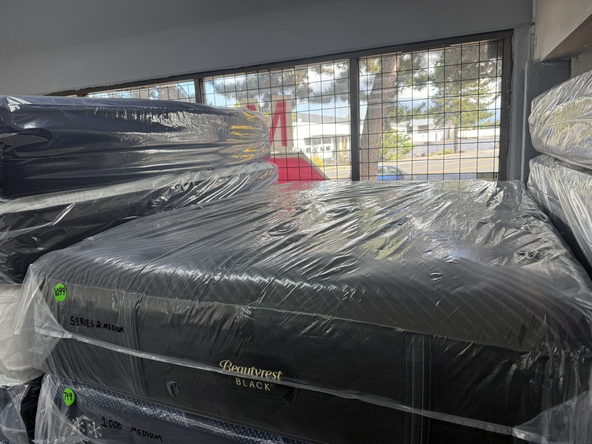 QUEEN SIZE SIMMONS BEAUTYREST BLACK SERIES 2 (MEDIUM) MATTRESS & BOX SPRING BED SET