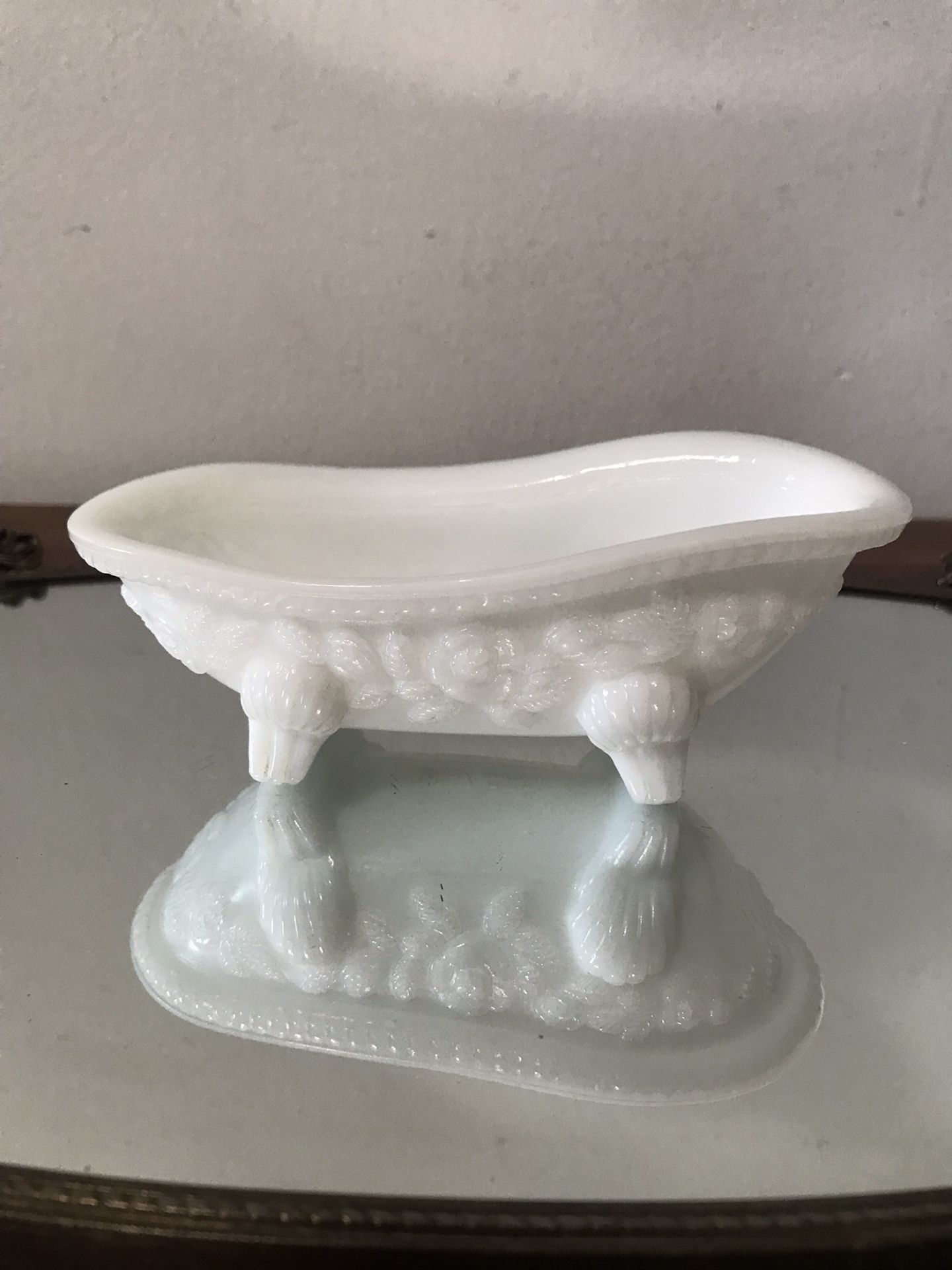 Vintage White Decorative Bathtub Soap Dish 🛁🧼