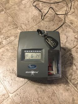 Lathem atomic time 1500e with key for time in, time card